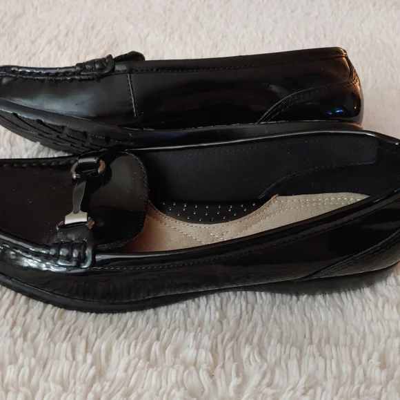 Patent leather loafers. SIZE 9 1/2 W - Picture 8 of 8